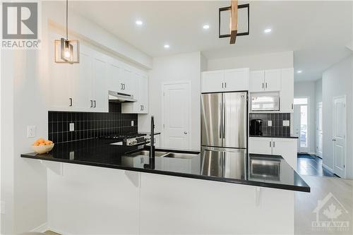 634 Taliesin Crescent, Stittsville, ON - Indoor Photo Showing Kitchen With Double Sink With Upgraded Kitchen