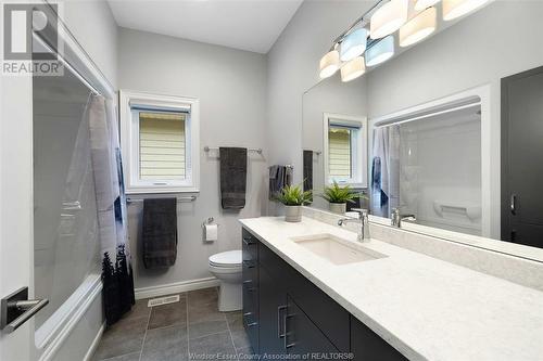 28 Peachtree Lane, Chatham, ON - Indoor Photo Showing Bathroom