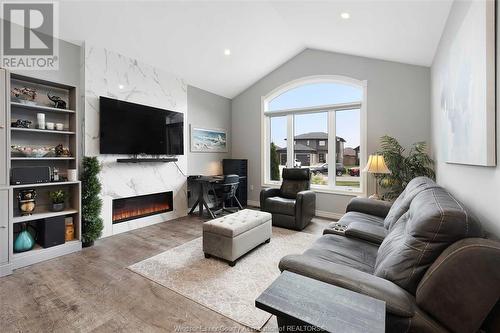 28 Peachtree Lane, Chatham, ON - Indoor Photo Showing Living Room With Fireplace