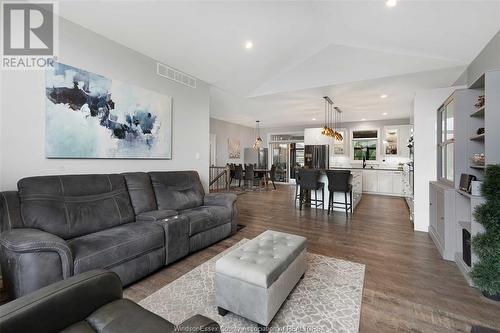 28 Peachtree Lane, Chatham, ON - Indoor Photo Showing Living Room