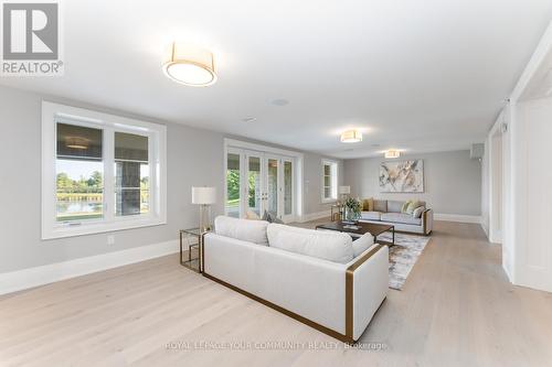 130 St. John'S Side Road E, Aurora, ON - Indoor Photo Showing Living Room