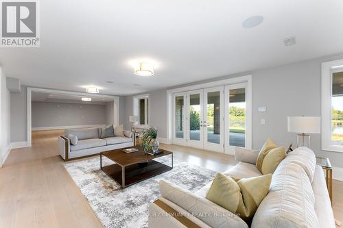 130 St. John'S Side Road E, Aurora, ON - Indoor Photo Showing Living Room