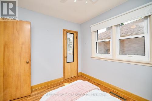 6426 Margaret Street, Niagara Falls, ON - Indoor Photo Showing Bedroom