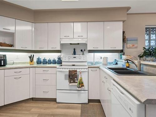 202-350 Island Hwy South, Campbell River, BC - Indoor Photo Showing Kitchen With Double Sink