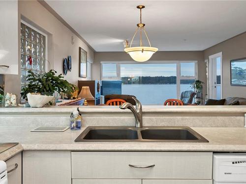 202-350 Island Hwy South, Campbell River, BC - Indoor Photo Showing Kitchen With Double Sink