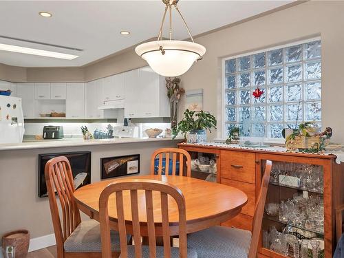 202-350 Island Hwy South, Campbell River, BC - Indoor Photo Showing Dining Room