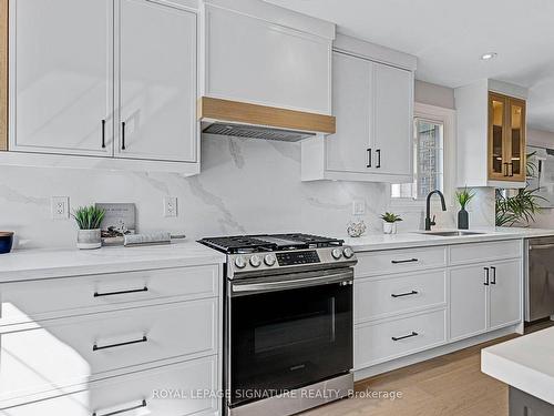 6962 Harris Rd, Mississauga, ON - Indoor Photo Showing Kitchen With Upgraded Kitchen