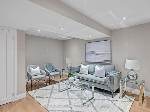 6962 Harris Rd, Mississauga, ON - Indoor Photo Showing Living Room