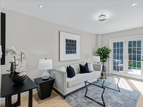 6962 Harris Rd, Mississauga, ON - Indoor Photo Showing Living Room