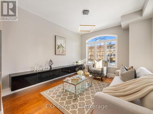 2342 Sutton Drive, Burlington, ON - Indoor Photo Showing Living Room