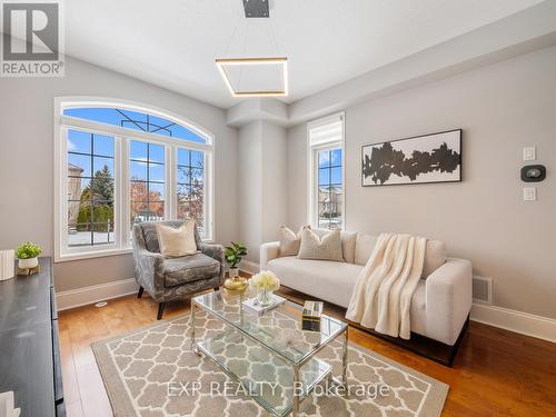 2342 Sutton Drive, Burlington, ON - Indoor Photo Showing Living Room