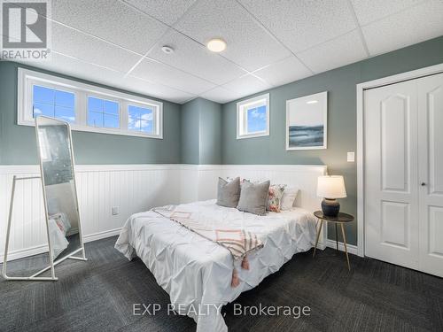 2342 Sutton Drive, Burlington, ON - Indoor Photo Showing Bedroom