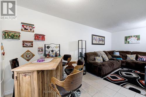 3925 Stoneham Way, Mississauga, ON - Indoor Photo Showing Living Room