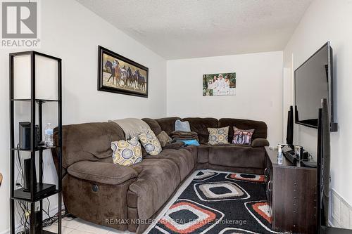 3925 Stoneham Way, Mississauga, ON - Indoor Photo Showing Living Room