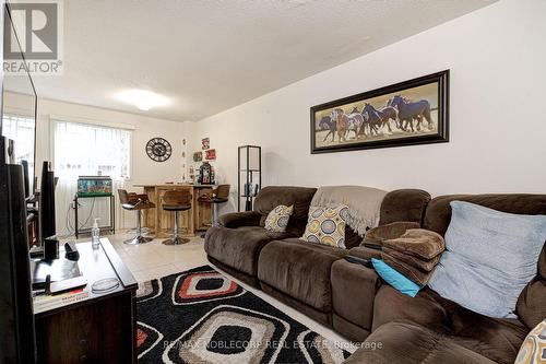 3925 Stoneham Way, Mississauga, ON - Indoor Photo Showing Living Room