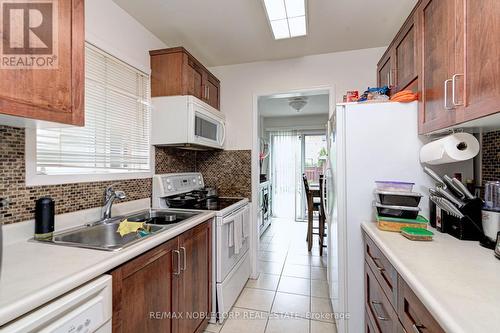 3925 Stoneham Way, Mississauga, ON - Indoor Photo Showing Kitchen With Double Sink