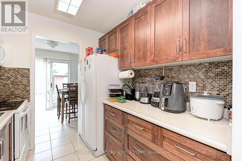 3925 Stoneham Way, Mississauga, ON - Indoor Photo Showing Kitchen