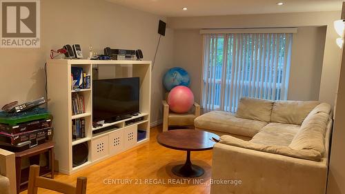 3364 Fenwick Crescent, Mississauga, ON - Indoor Photo Showing Living Room