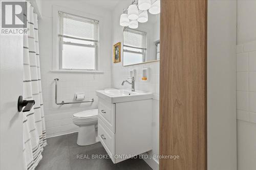 346 East 28Th Street, Hamilton, ON - Indoor Photo Showing Bathroom