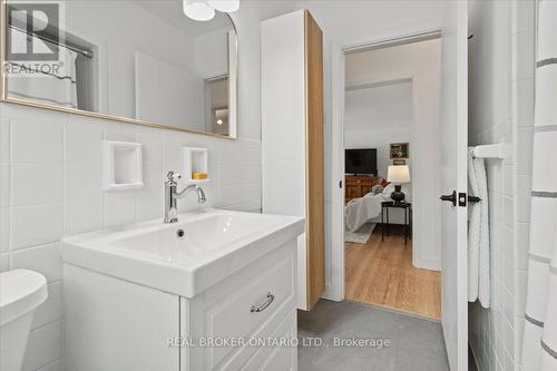 346 East 28Th Street, Hamilton, ON - Indoor Photo Showing Bathroom