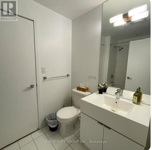 4303 - 21 Iceboat Terrace, Toronto, ON - Indoor Photo Showing Bathroom