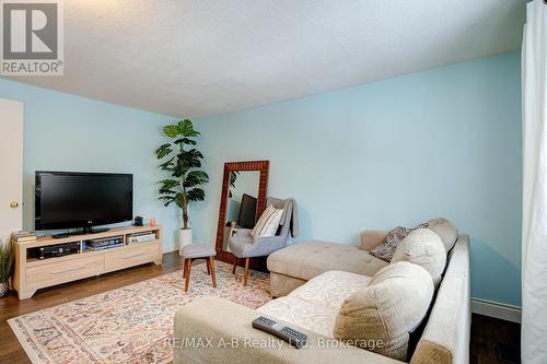 98 Mccarron Crescent, Waterloo, ON - Indoor Photo Showing Living Room