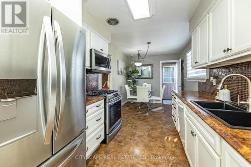 2485 Harman Court, Mississauga, ON - Indoor Photo Showing Kitchen With Double Sink With Upgraded Kitchen