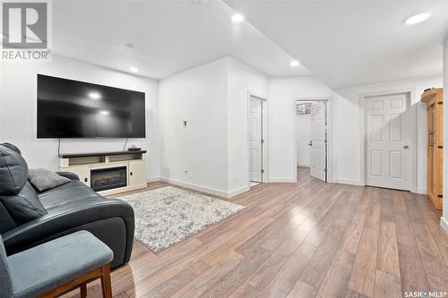 329 2Nd Street E, Saskatoon, SK - Indoor Photo Showing Living Room