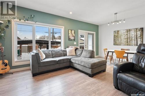 329 2Nd Street E, Saskatoon, SK - Indoor Photo Showing Living Room