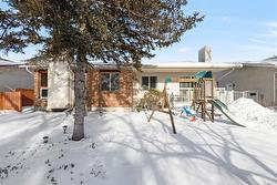 71 Red Oak DR  Winnipeg, MB R2G 3A1