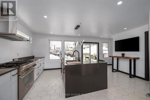 27 Belgrave Avenue, London, ON - Indoor Photo Showing Kitchen With Upgraded Kitchen