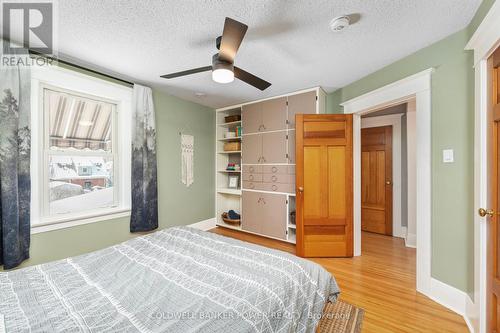 27 Belgrave Avenue, London, ON - Indoor Photo Showing Bedroom