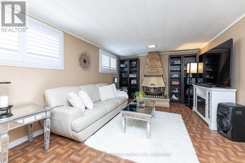 271 Cheltenham Road, Burlington, ON - Indoor Photo Showing Living Room