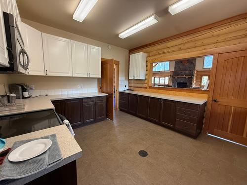93-4868 Riverview Drive, Edgewater, BC - Indoor Photo Showing Kitchen With Double Sink