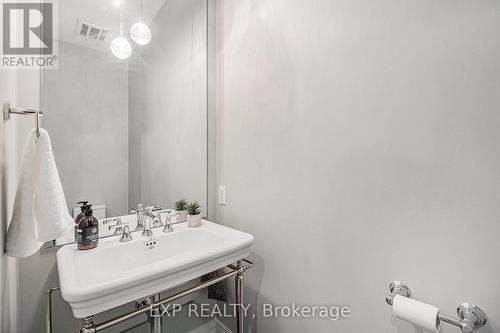 586 Pleasant Park Road, Ottawa, ON - Indoor Photo Showing Bathroom