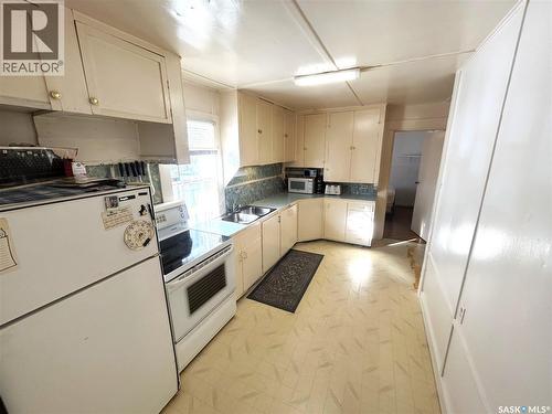 326 Taylor Street, Bienfait, SK - Indoor Photo Showing Kitchen