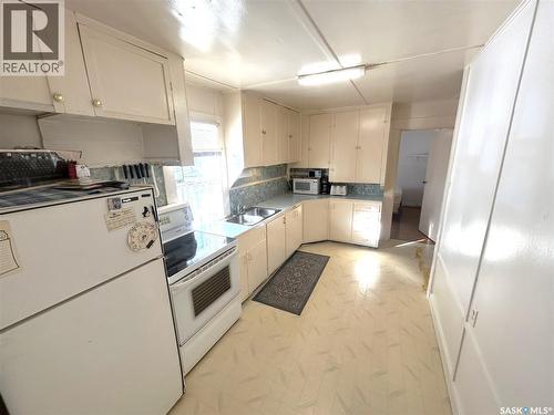 326 Taylor Street, Bienfait, SK - Indoor Photo Showing Kitchen With Double Sink