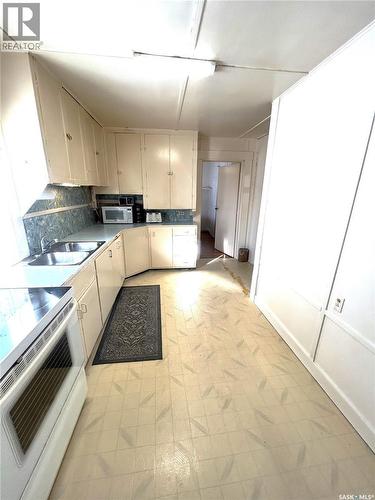 326 Taylor Street, Bienfait, SK - Indoor Photo Showing Kitchen With Double Sink