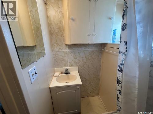 326 Taylor Street, Bienfait, SK - Indoor Photo Showing Bathroom