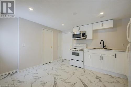 3355 King Street E, Kitchener, ON - Indoor Photo Showing Kitchen