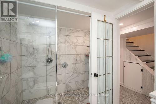 252 Walter Avenue N, Hamilton, ON - Indoor Photo Showing Bathroom