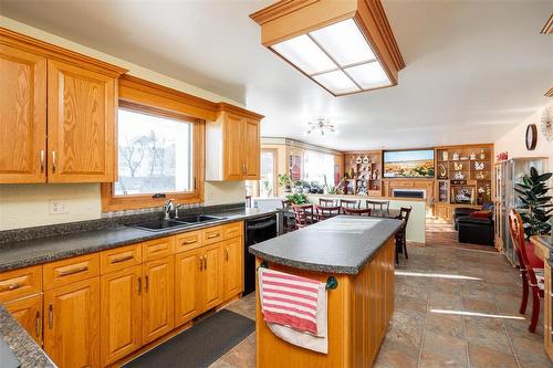 76 Ambergate Drive, Winnipeg, MB - Indoor Photo Showing Kitchen With Double Sink