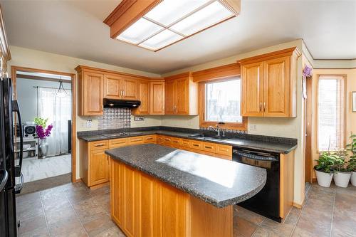 76 Ambergate Drive, Winnipeg, MB - Indoor Photo Showing Kitchen With Double Sink