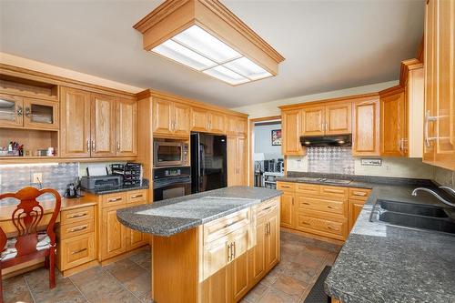 76 Ambergate Drive, Winnipeg, MB - Indoor Photo Showing Kitchen With Double Sink