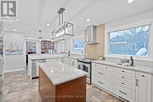 344 Camelot Court, Burlington, ON - Indoor Photo Showing Kitchen With Upgraded Kitchen