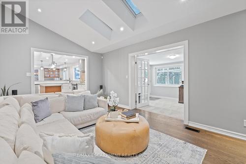 344 Camelot Court, Burlington, ON - Indoor Photo Showing Living Room