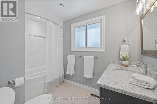 344 Camelot Court, Burlington, ON - Indoor Photo Showing Bathroom