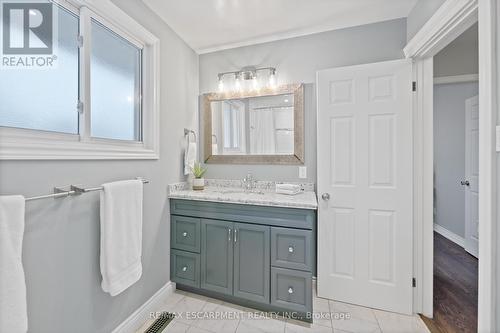 344 Camelot Court, Burlington, ON - Indoor Photo Showing Bathroom