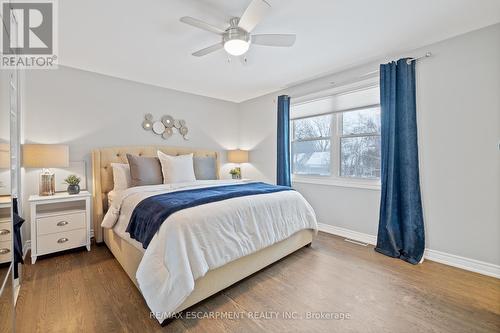 344 Camelot Court, Burlington, ON - Indoor Photo Showing Bedroom