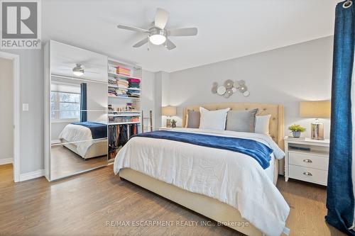 344 Camelot Court, Burlington, ON - Indoor Photo Showing Bedroom